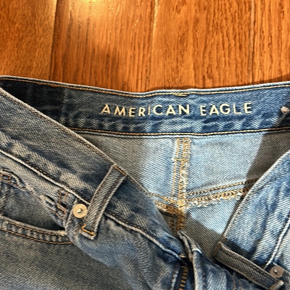 AMERICAN EAGLE mom jeans DISTRESSED  CURVY HIGH RISE IN SIZE 0 - Picture 4 of 8